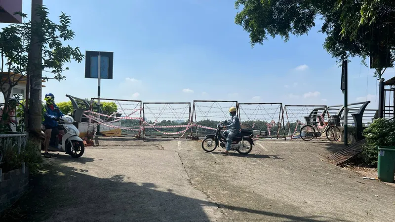 Người dân ngóng chờ phà Bình Quới