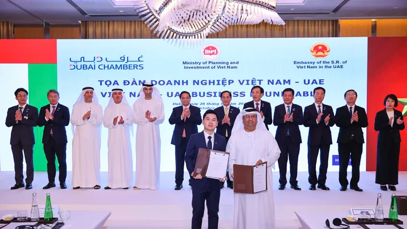 Ông Đỗ Vinh Quang, Phó Chủ tịch HĐQT T&T Group (bên trái) và ông Khaled Alshamsi, Chủ tịch Golden Nile trao biên bản ghi nhớ hợp tác. Ảnh: VGP/Nhật Bắc