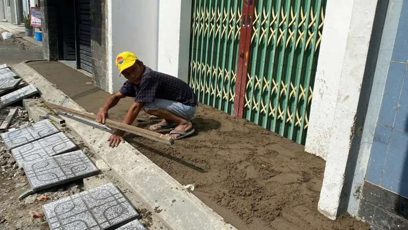 Nâng vỉa hè, thụt nhà dân
