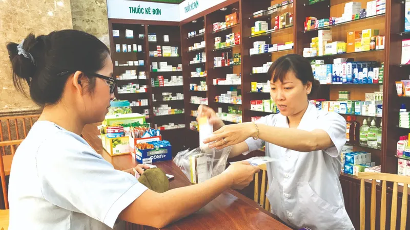 Bất cập mua thuốc chữa bệnh
