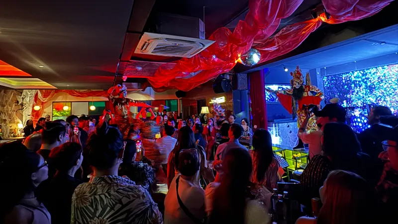 Hát bội vào... bar