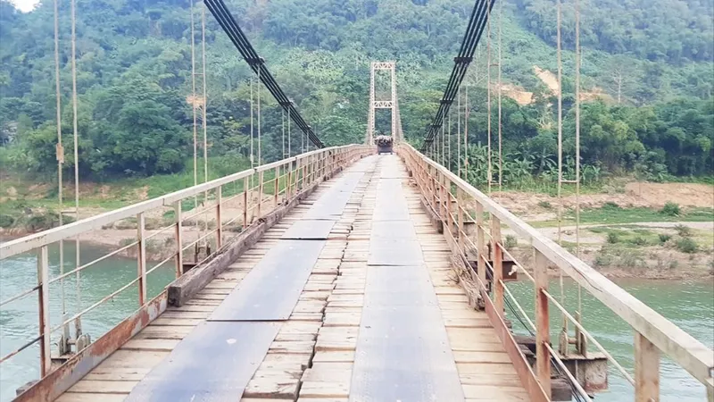 Nín thở qua cầu treo xuống cấp