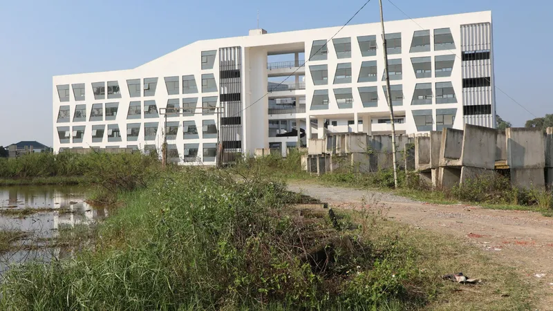 Trường học trăm tỷ “đắp chiếu”