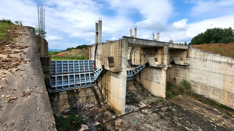 Dự án hồ chứa nước Rào Trổ (Hà Tĩnh) thi công dở dang