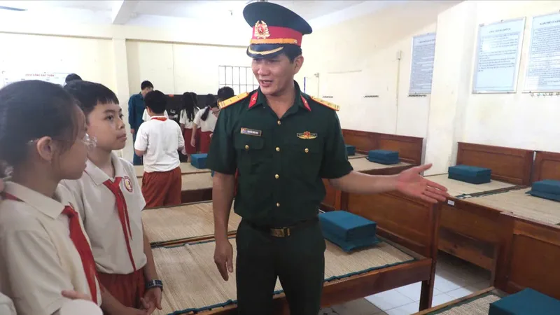 Giáo dục lòng yêu nước qua hình ảnh người lính