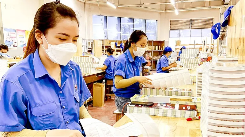 Người lao động ngóng chờ thưởng tết