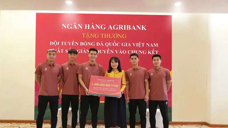 Agribank tặng thưởng 1 tỷ đồng cho Đội tuyển Bóng đá Quốc gia Việt Nam