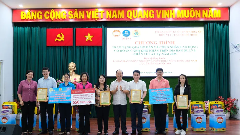 Tổ ĐBQH khóa XV, đơn vị bầu cử số 2 TPHCM và Agribank tặng quà tết các hoàn cảnh khó khăn