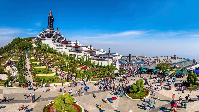 Núi Bà Đen chính thức khai mạc Hội xuân, hàng trăm người tìm đến núi thiêng