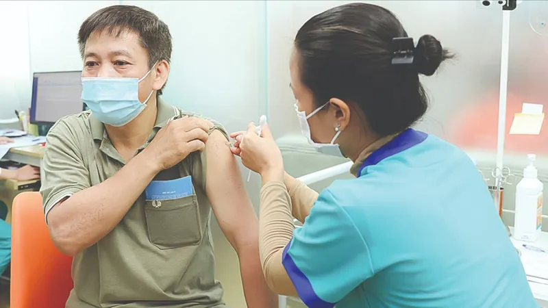 Người dân ồ ạt tiêm vaccine phòng cúm mùa, có cần thiết?