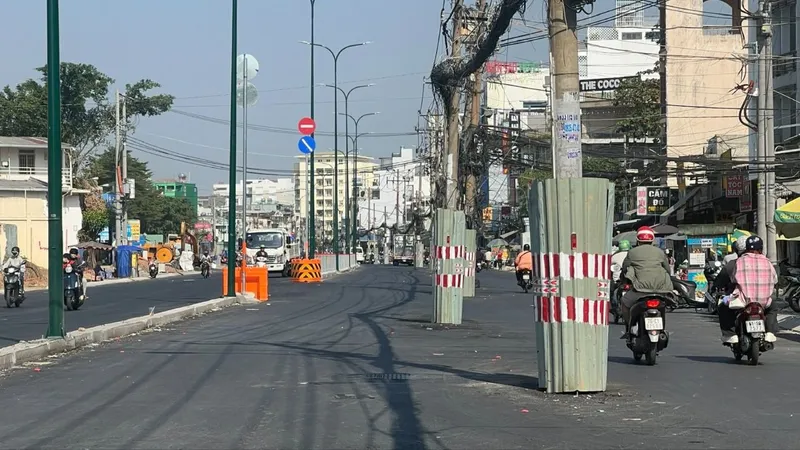 Hàng trụ điện giữa đường