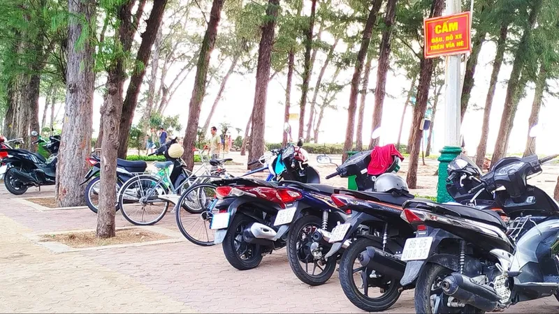 Đậu xe ngay biển cấm... đậu xe