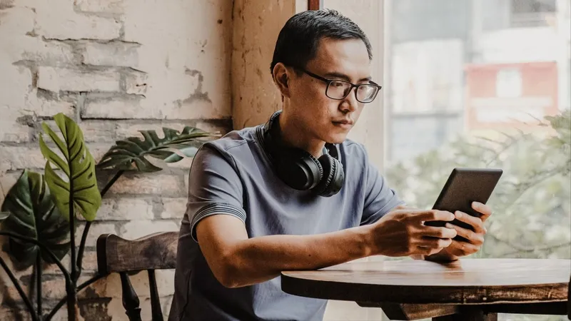 Người trẻ làm gì ở quán cà phê?