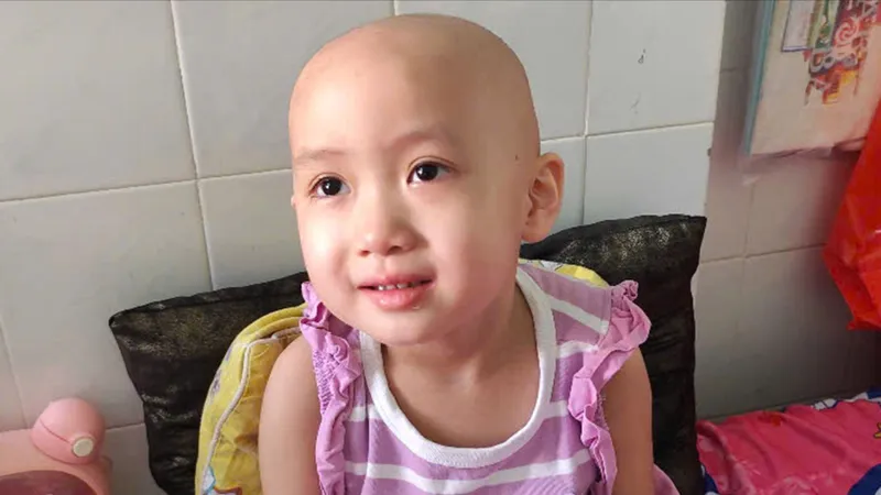 Cháu bé 4 tuổi bị ung thư máu, gia đình hết tiền chữa trị