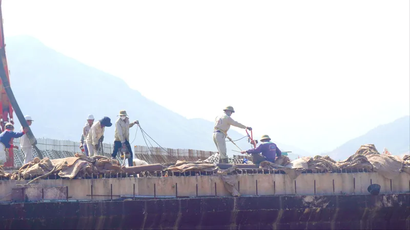 Rầm rộ những công trình trọng điểm - Bài 4: Đường cao tốc Bắc - Nam liền một dải