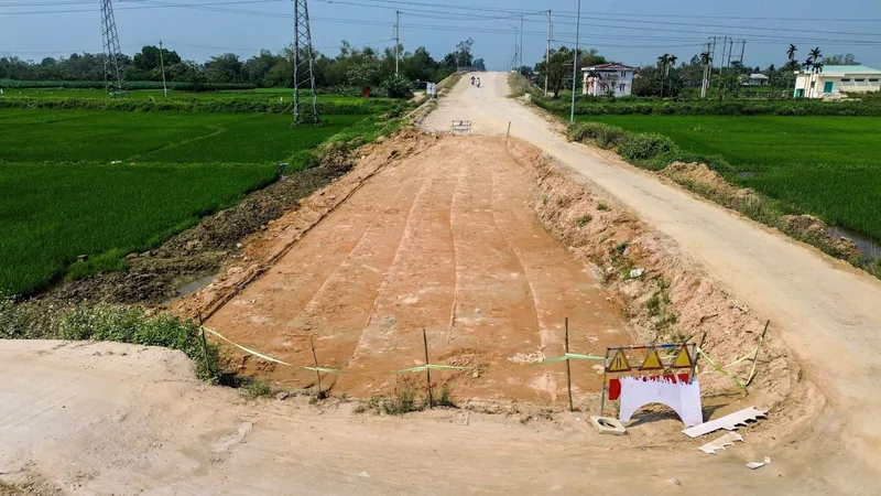 Dự án cầu ĐH7 (thị xã Điện Bàn, tỉnh Quảng Nam): Thi công ì ạch, chậm tiến độ