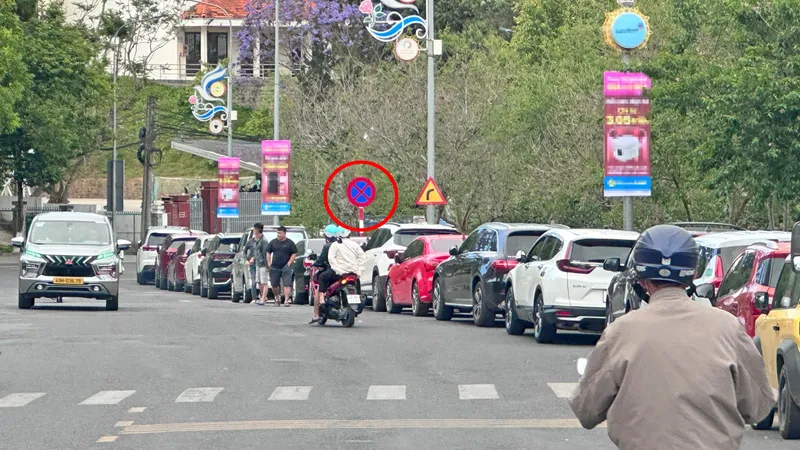 Dừng, đậu xe ngay bảng cấm, nút giao
