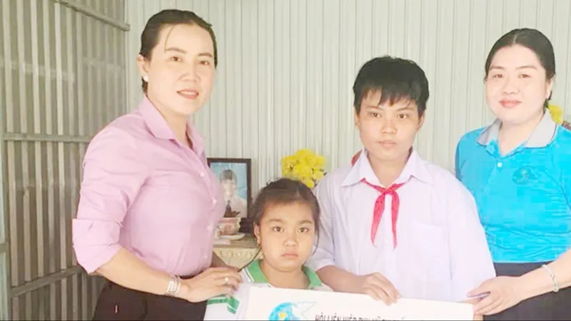 Cha bị sét đánh, bỏ lại 2 con mồ côi