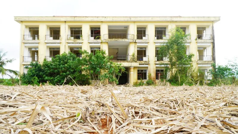 Khu nội trú bỏ hoang giữa đồng mía