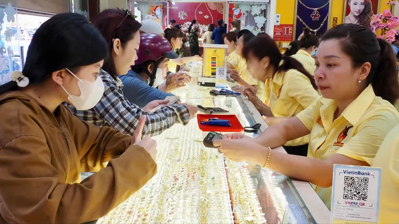 Giá vàng tăng phi mã, cẩn trọng rủi ro mua bán