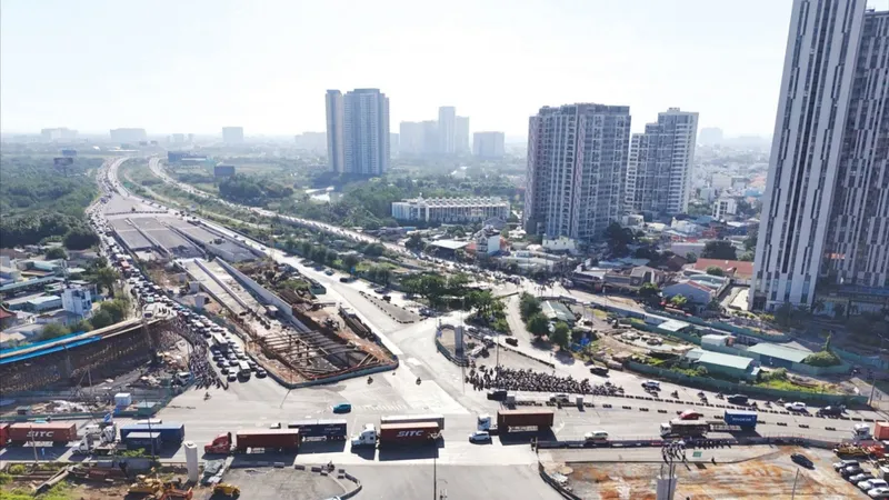 Công trình giao thông trọng điểm ở TPHCM: Tưng bừng khánh thành, rộn ràng khởi công