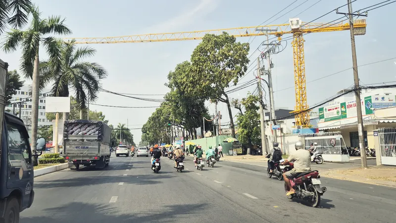 Cần cẩu treo lơ lửng trên đầu người đi đường