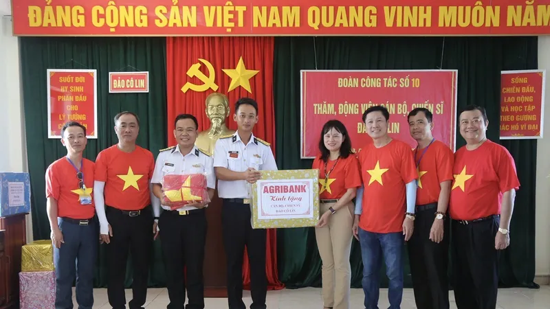 Agribank cùng đoàn công tác ngành ngân hàng thăm hỏi và động viên quân dân huyện đảo Trường Sa và Nhà giàn DKI