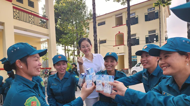 TH true MILK tiếp sức chiến sĩ diễu binh ngay trên thao trường, sẵn sàng cho Đại lễ 30-4