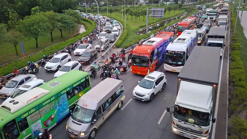 Ngày đầu nghỉ lễ: Giao thông căng thẳng
