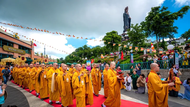 Những khoảnh khắc lịch sử tại Núi Bà Đen trong Đại lễ Vesak 2025