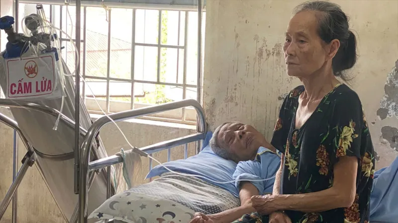 Vợ chồng già bệnh nặng, sống lay lắt