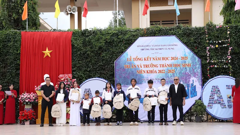 Từ phòng khám đến lớp học – Hành trình chạm đến ước mơ trẻ nhỏ