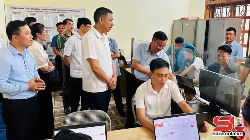 Đồng chí Phó Chủ tịch UBND tỉnh Kiểm tra vận hành thử nghiệm chính quyền địa phương 2 cấp tại Phù Yên 