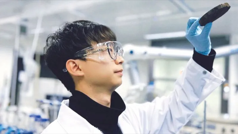 Vật liệu nano siêu nhẹ thu nước từ không khí