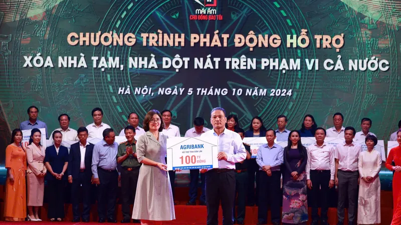 Agribank ủng hộ 100 tỷ đồng hưởng ứng đợt thi đua cao điểm hoàn thành xóa nhà tạm, nhà dột nát trên cả nước