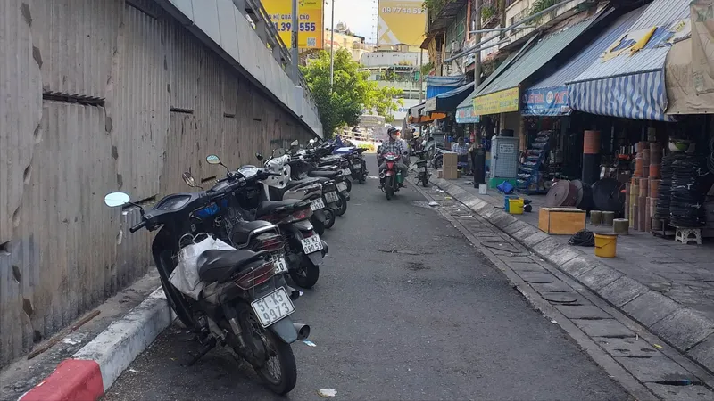 Chiếm dụng lòng đường đậu xe