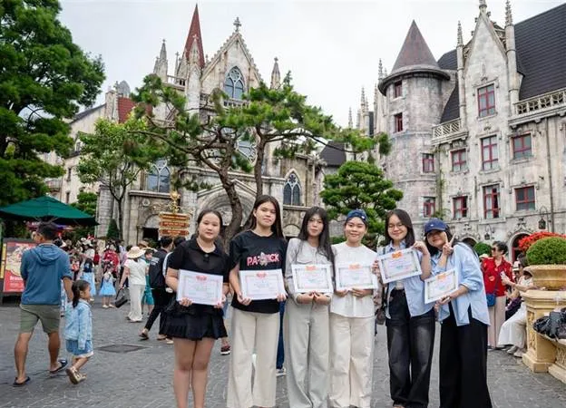 Gần 10 ngàn lượt học sinh giỏi đến Ba Na Hills vui chơi miễn phí