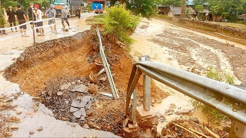 An toàn giao thông mùa mưa bão: Sạt lở công lộ - đến mùa lại lo