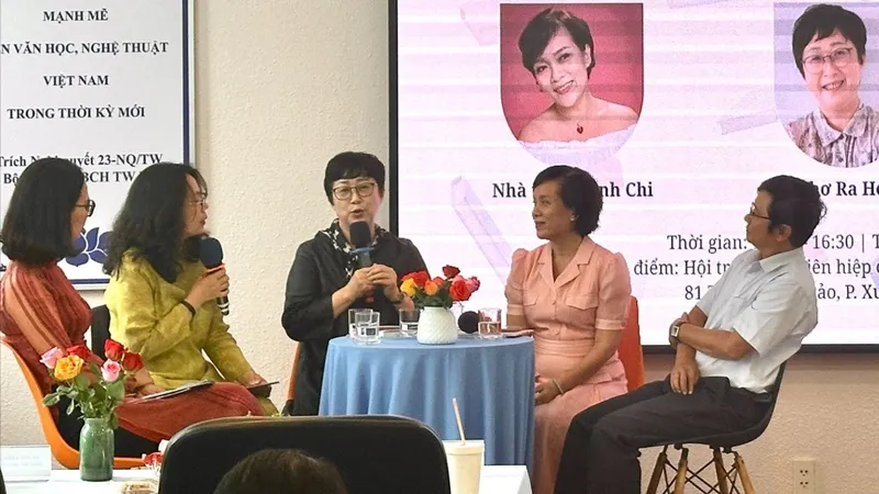 Cánh cửa ngoại giao từ văn học