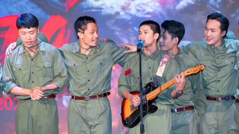 “Thành cổ thì rộng, sao các đồng đội tôi nằm lại chật...”