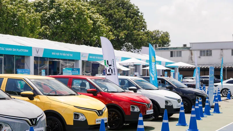 TPHCM náo nhiệt với “Ngày hội xanh”: Tài xế công nghệ ùn ùn đặt cọc Limo Green, Herio Green vì gói vay hấp dẫn, chia sẻ doanh thu tới 90%