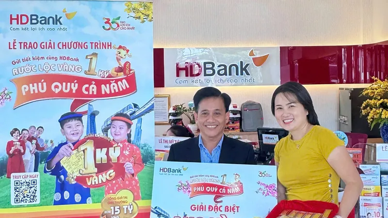 HDBank trao thưởng 1 ký vàng SJC cho nữ khách hàng tại TP.HCM