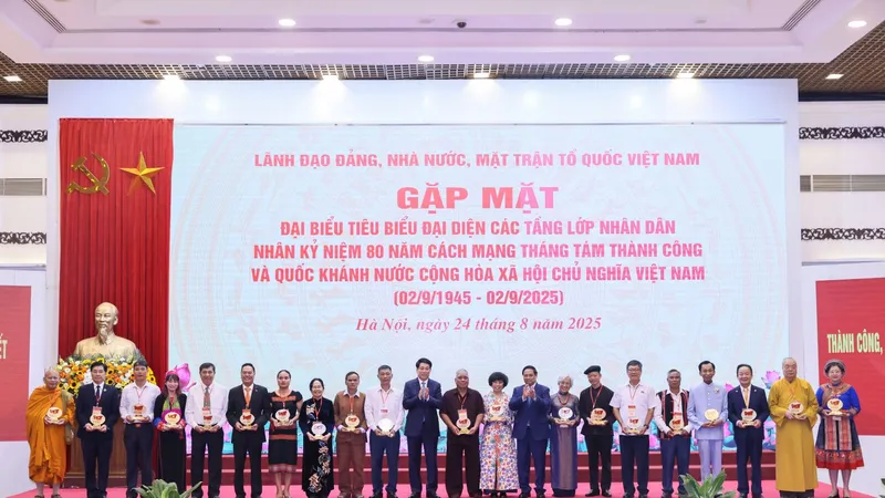 Doanh nhân Đỗ Quang Hiển được vinh danh nhờ thành tích xuất sắc đóng góp cho cộng đồng