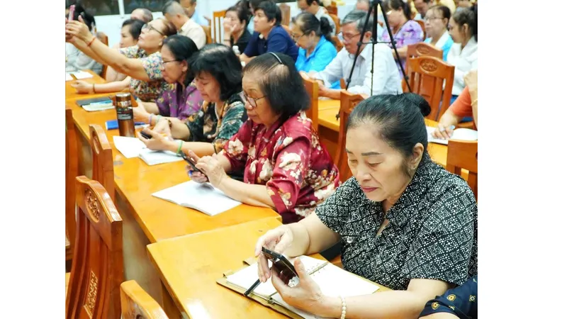 Người cao tuổi chủ động bắt nhịp chuyển đổi số