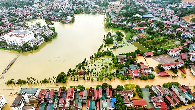 Miền Bắc và Bắc miền Trung chìm trong mưa lũ