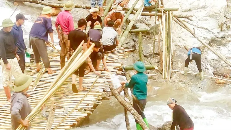Bắc bộ: Lũ rút, khẩn trương dọn bùn đất