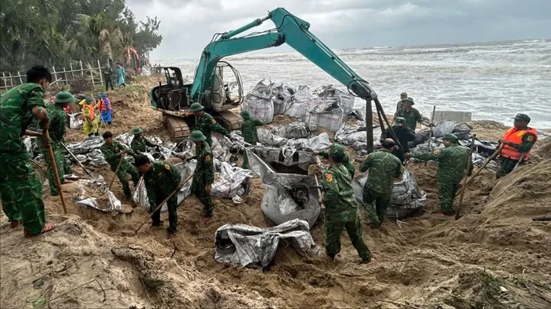 Khẩn trương ứng phó mưa lũ, ngập lụt tại Trung Trung bộ
