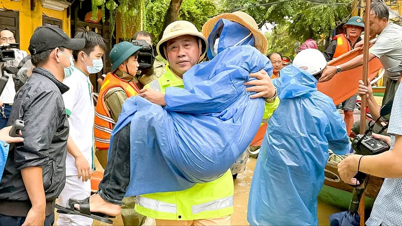 Người dân oằn mình chống chịu lũ lớn