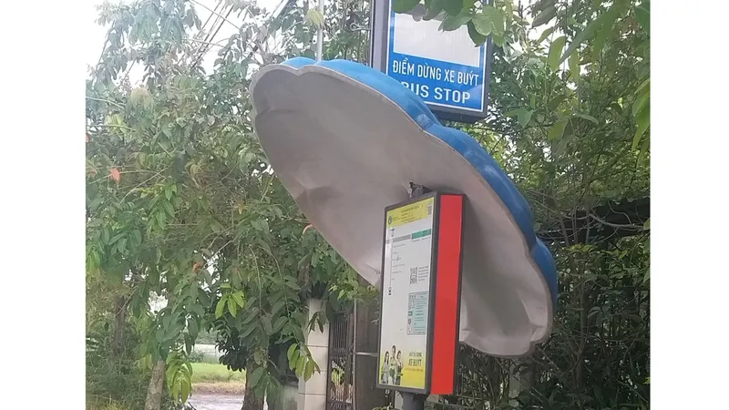 Mái che trạm chờ xe buýt xiêu vẹo
