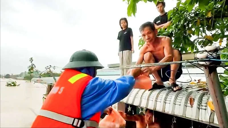 Cả nước hướng về người dân vùng lũ miền Trung